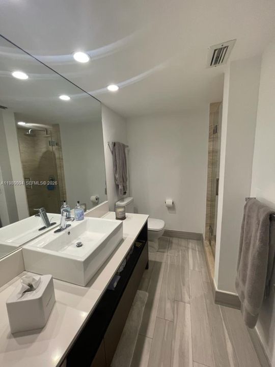 Под контрактом: $4,550 (2 спален, 2 ванн, 1250 Квадратных фут)