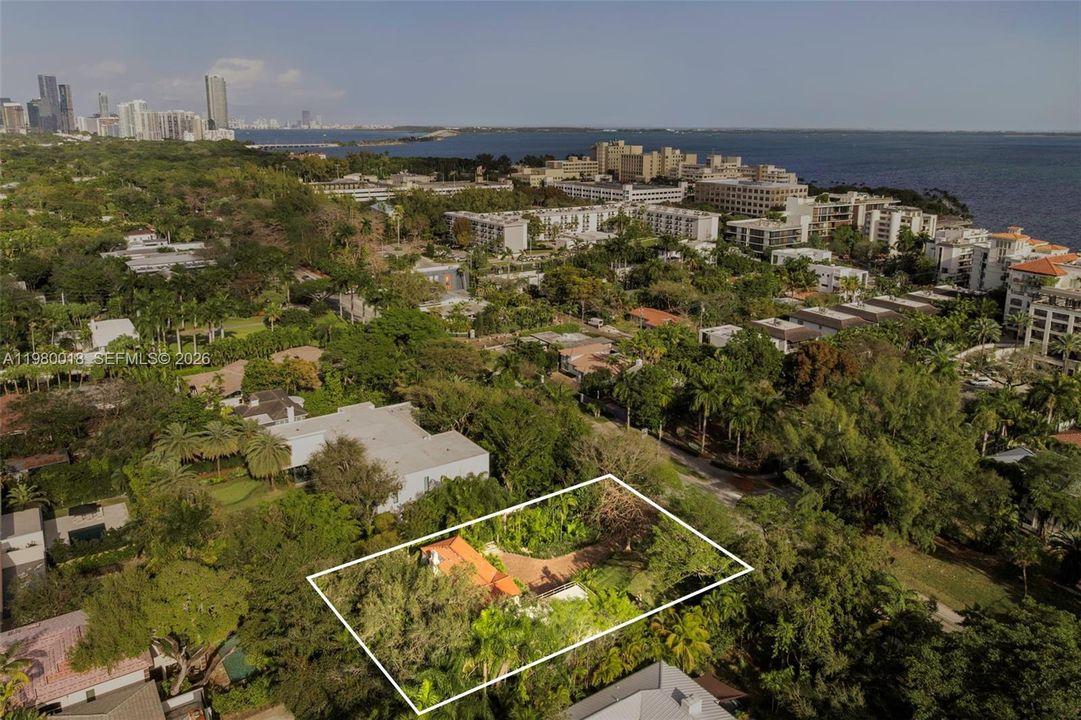 Под контрактом: $5,900,000 (0.45 acres)