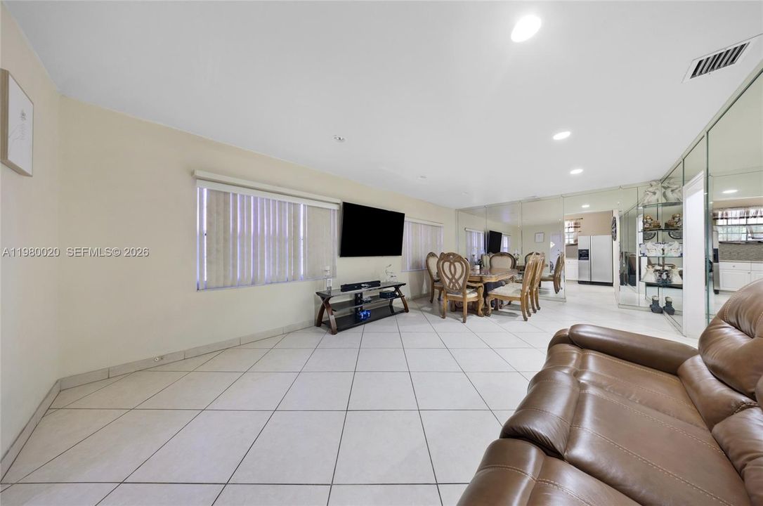 For Sale: $1,275,000 (3 beds, 1 baths, 1256 Square Feet)