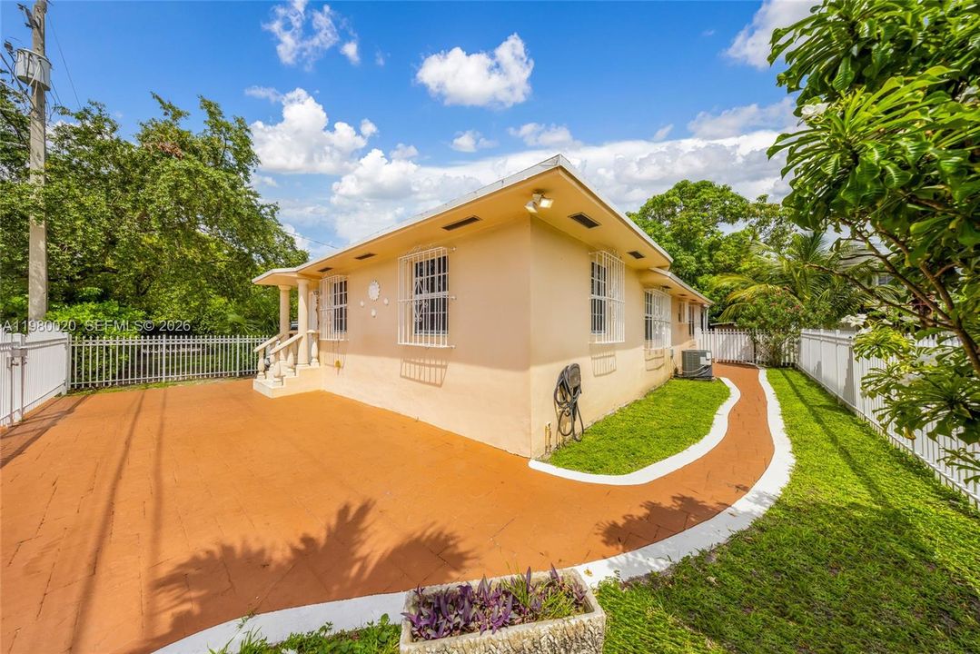 For Sale: $1,275,000 (3 beds, 1 baths, 1256 Square Feet)