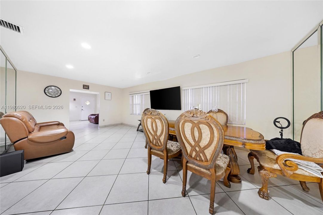 For Sale: $1,275,000 (3 beds, 1 baths, 1256 Square Feet)