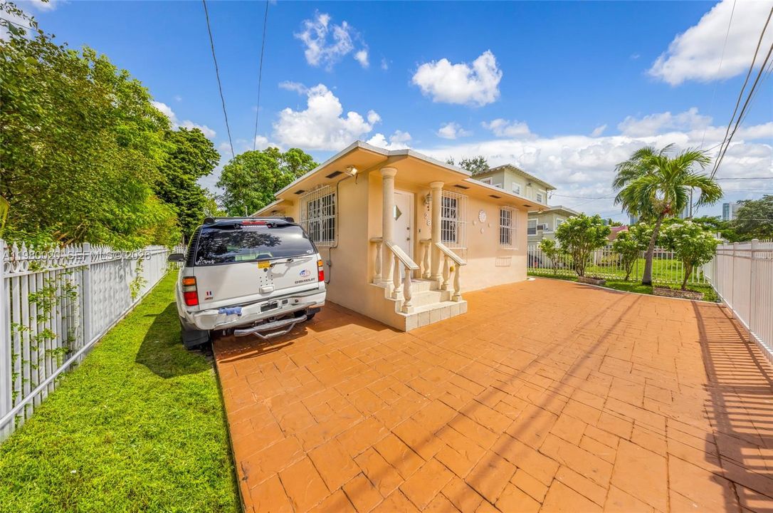 For Sale: $1,275,000 (3 beds, 1 baths, 1256 Square Feet)