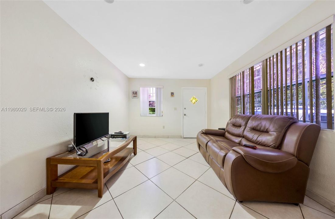 For Sale: $1,275,000 (3 beds, 1 baths, 1256 Square Feet)