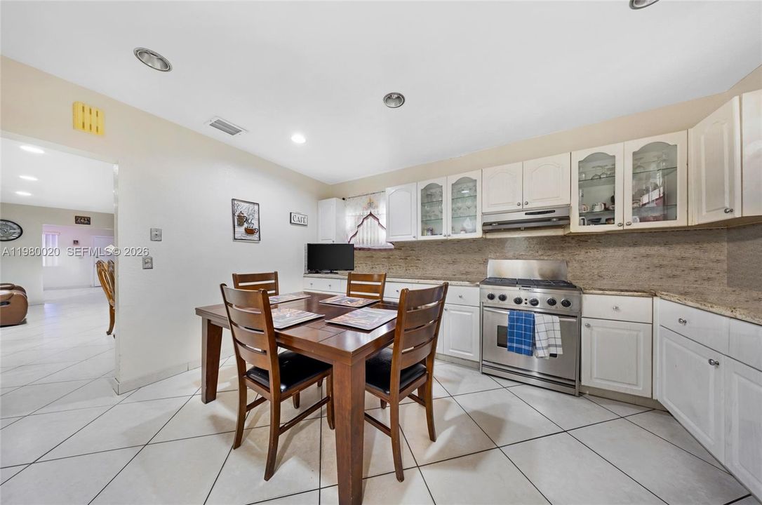 For Sale: $1,275,000 (3 beds, 1 baths, 1256 Square Feet)