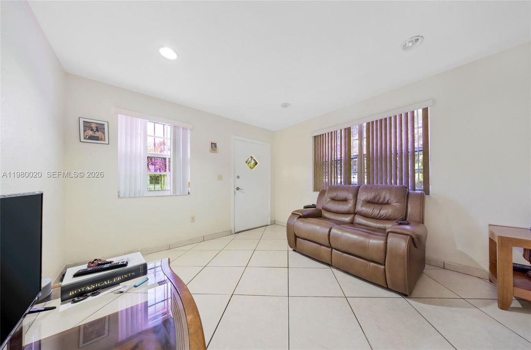 For Sale: $1,275,000 (3 beds, 1 baths, 1256 Square Feet)