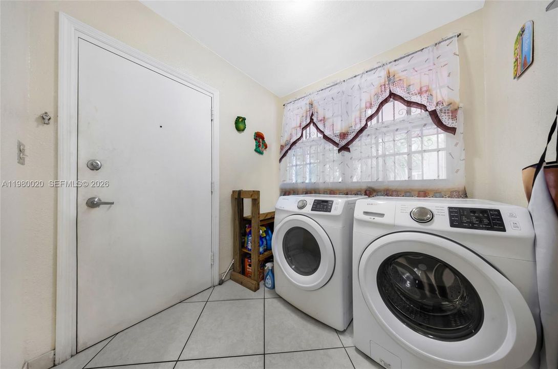 For Sale: $1,275,000 (3 beds, 1 baths, 1256 Square Feet)