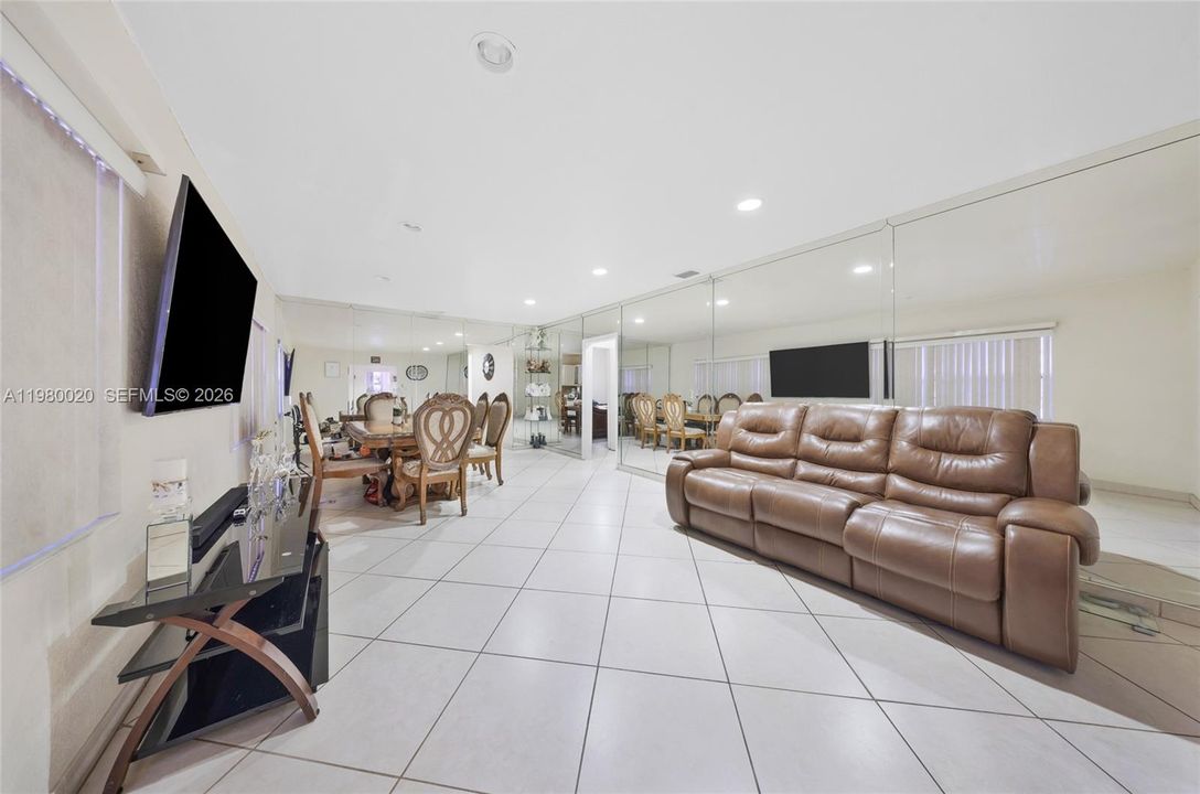 For Sale: $1,275,000 (3 beds, 1 baths, 1256 Square Feet)