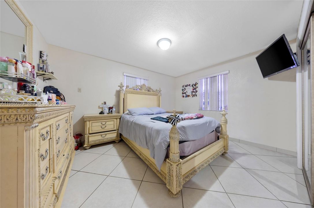 For Sale: $1,275,000 (3 beds, 1 baths, 1256 Square Feet)