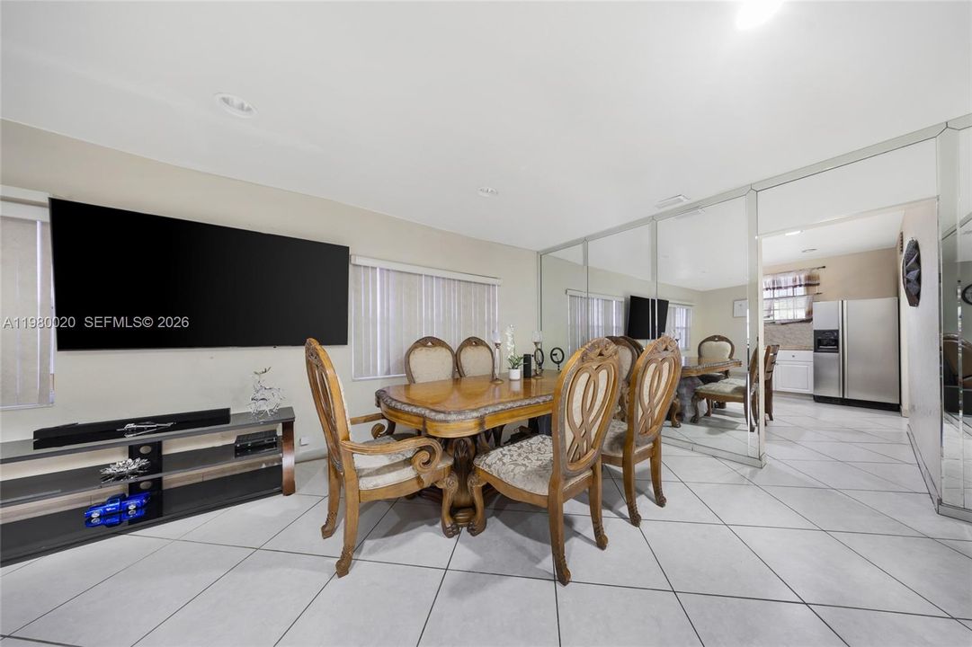 For Sale: $1,275,000 (3 beds, 1 baths, 1256 Square Feet)