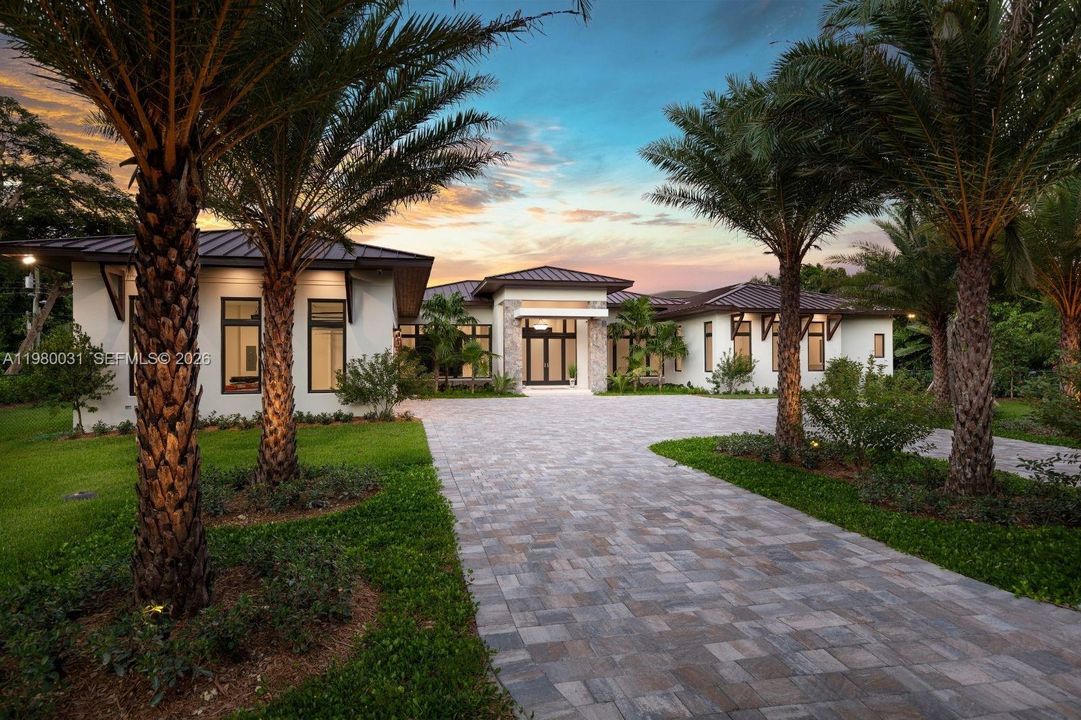 Recently Rented: $35,000 (6 beds, 7 baths, 5968 Square Feet)