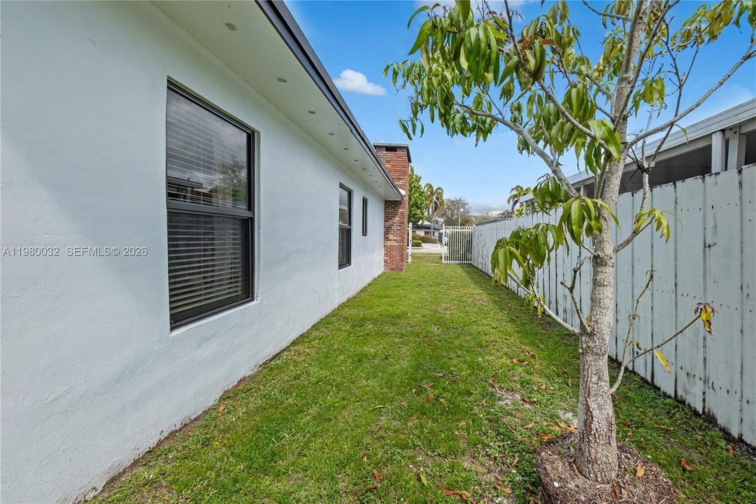 Active With Contract: $945,000 (4 beds, 3 baths, 2232 Square Feet)