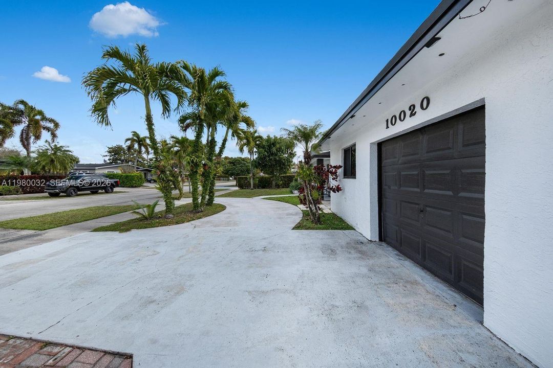 Active With Contract: $945,000 (4 beds, 3 baths, 2232 Square Feet)