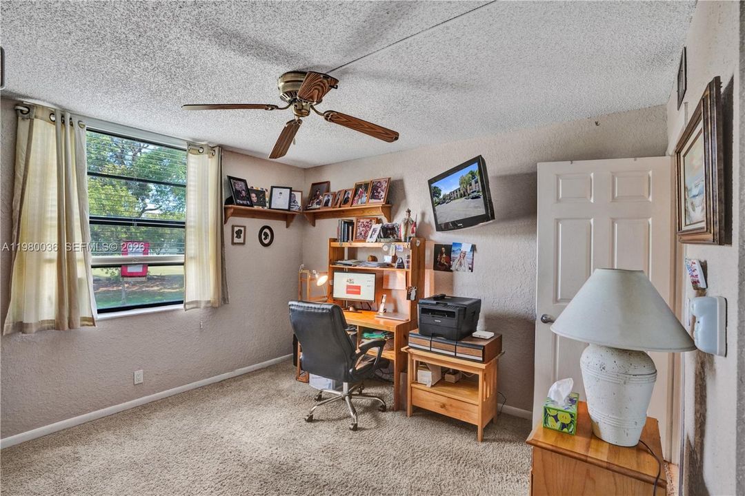 На продажу: $159,999 (2 спален, 2 ванн, 1000 Квадратных фут)