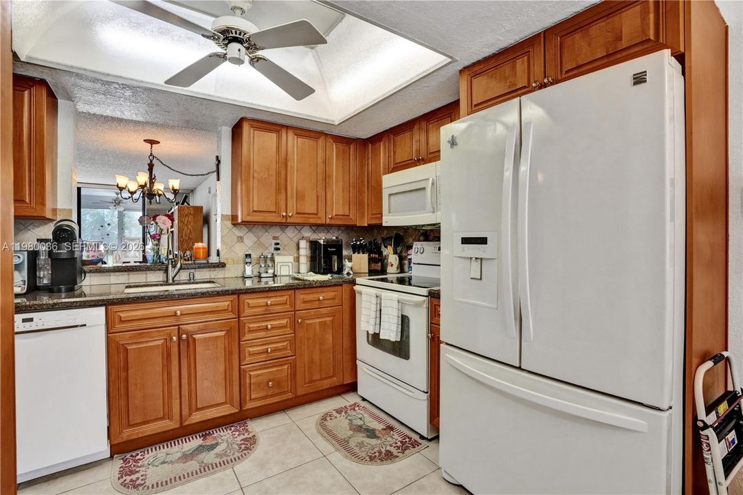 На продажу: $159,999 (2 спален, 2 ванн, 1000 Квадратных фут)