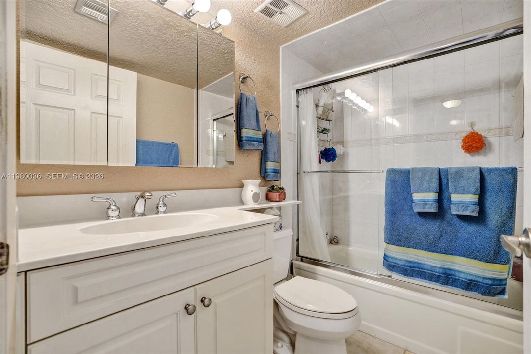 На продажу: $159,999 (2 спален, 2 ванн, 1000 Квадратных фут)