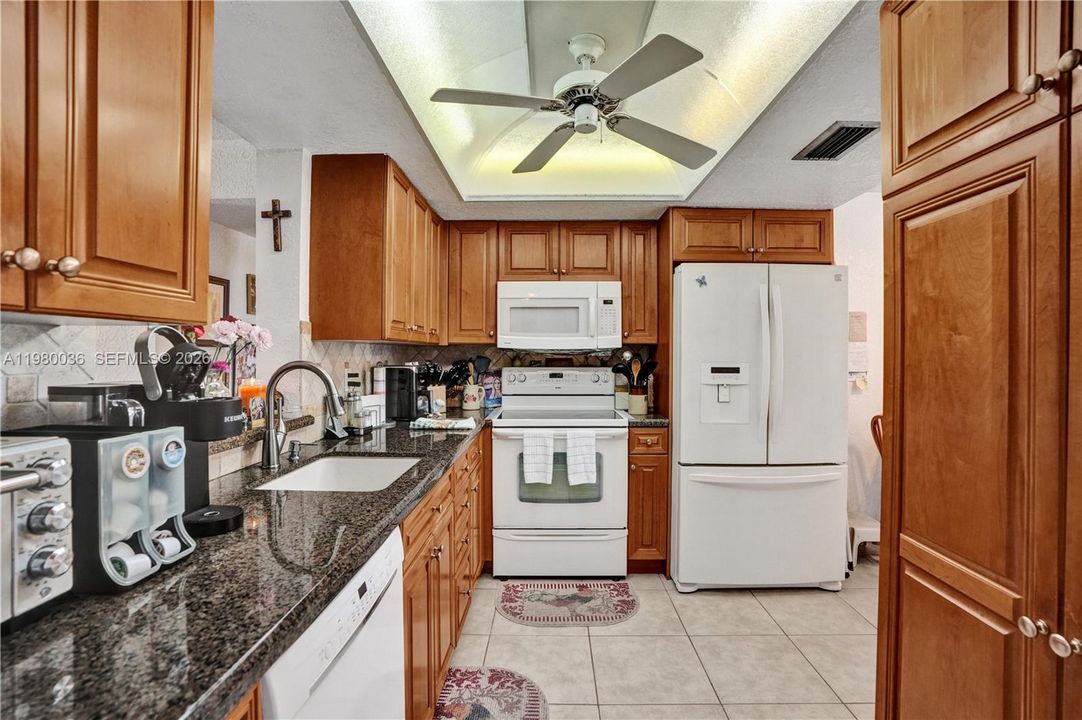 На продажу: $159,999 (2 спален, 2 ванн, 1000 Квадратных фут)