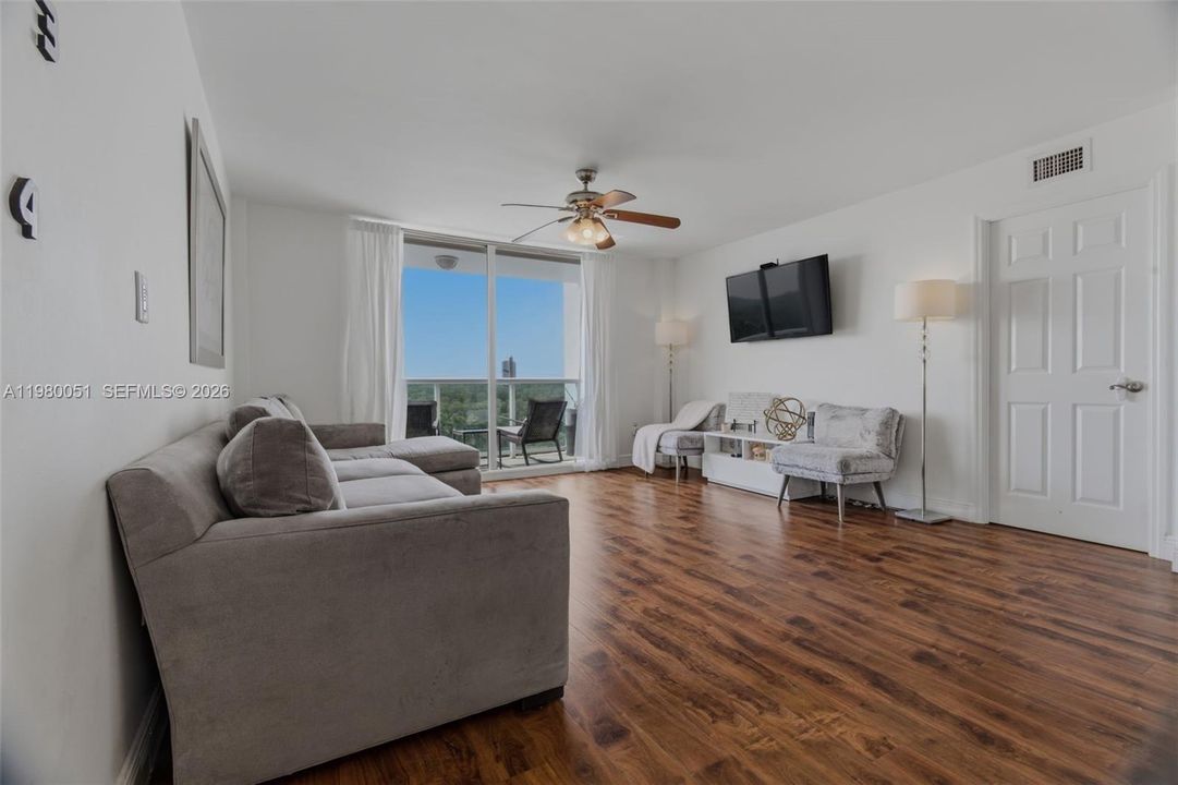 For Sale: $279,000 (2 beds, 2 baths, 1145 Square Feet)