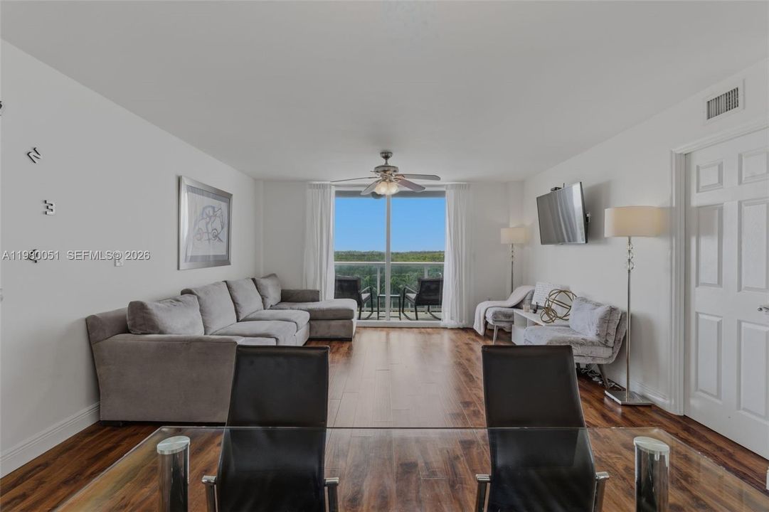 For Sale: $279,000 (2 beds, 2 baths, 1145 Square Feet)