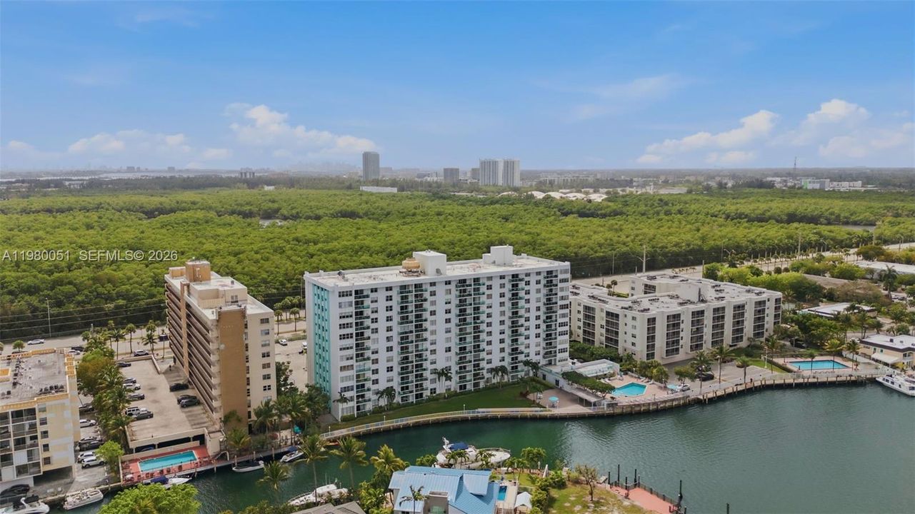 For Sale: $279,000 (2 beds, 2 baths, 1145 Square Feet)