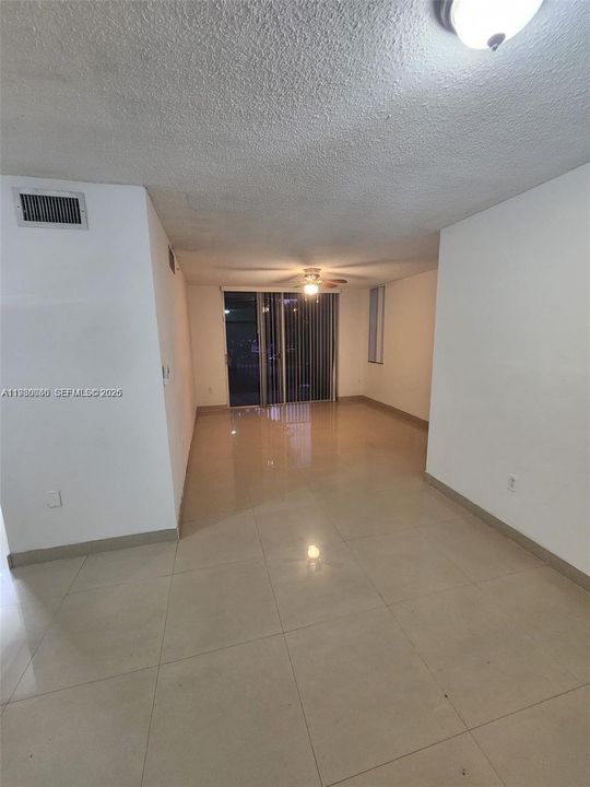 For Sale: $299,000 (1 beds, 1 baths, 743 Square Feet)