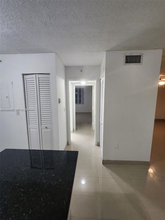For Sale: $299,000 (1 beds, 1 baths, 743 Square Feet)