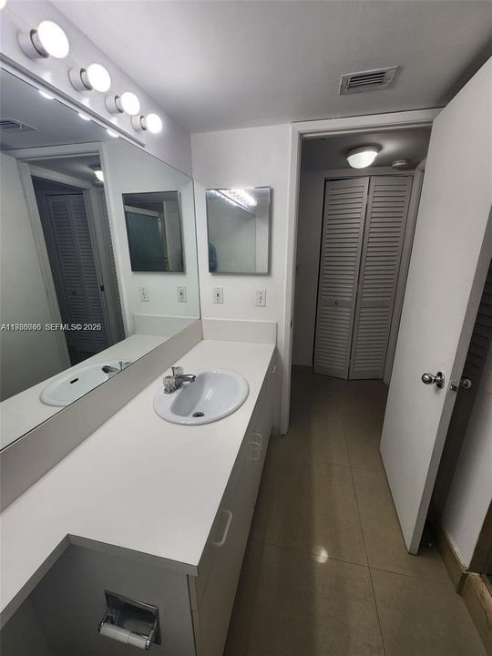 For Sale: $299,000 (1 beds, 1 baths, 743 Square Feet)