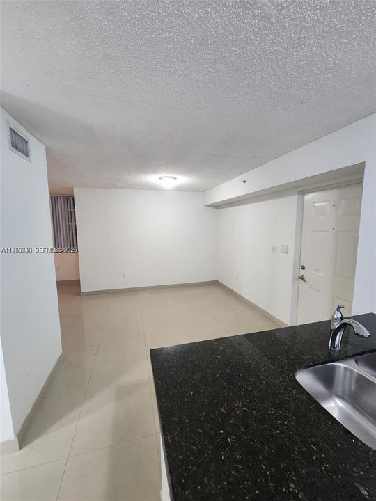 For Sale: $299,000 (1 beds, 1 baths, 743 Square Feet)