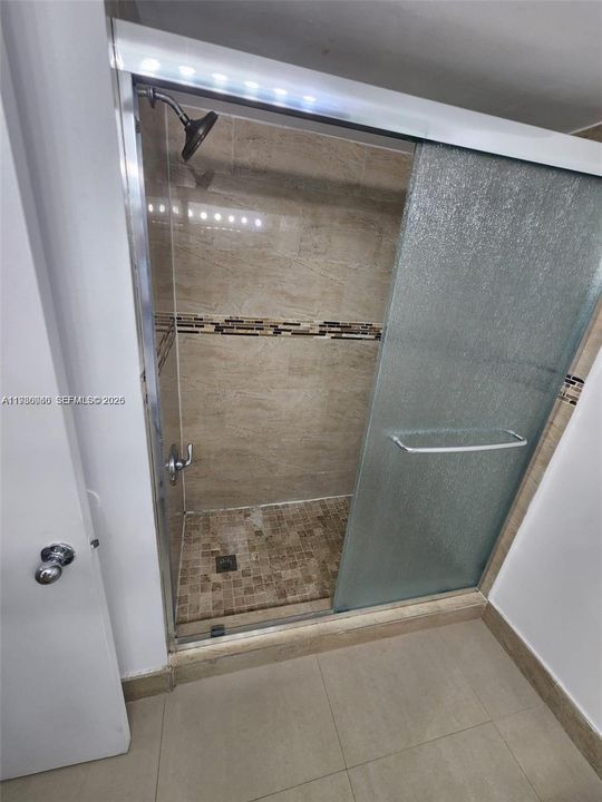 For Sale: $299,000 (1 beds, 1 baths, 743 Square Feet)