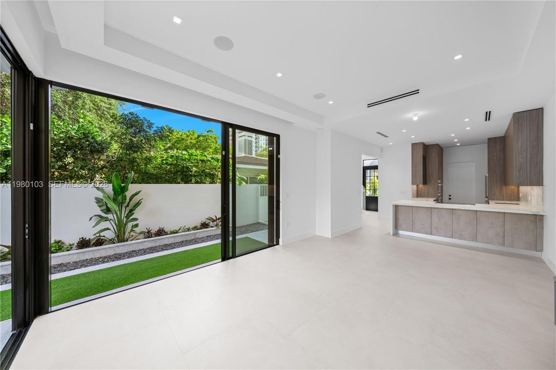 For Sale: $3,450,000 (6 beds, 4 baths, 2962 Square Feet)