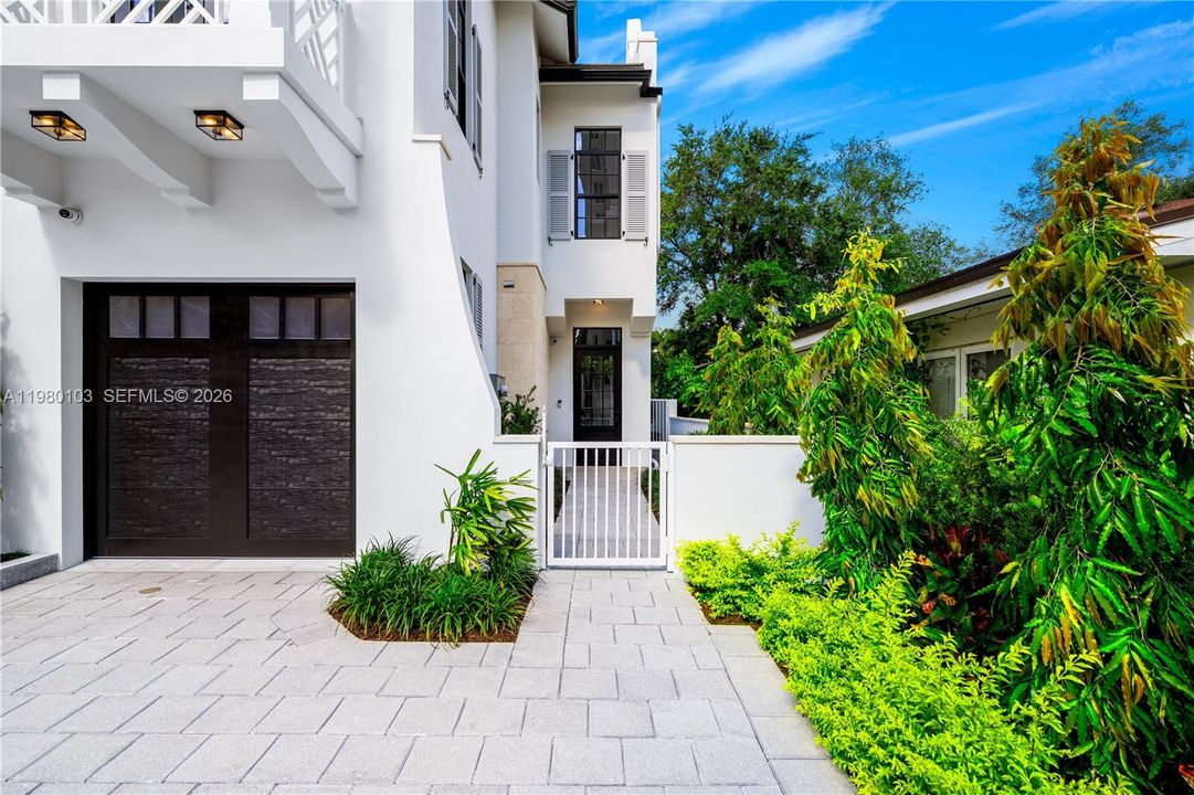 For Sale: $3,450,000 (6 beds, 4 baths, 2962 Square Feet)