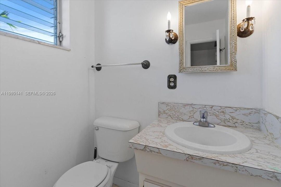 Active With Contract: $1,650 (1 beds, 1 baths, 727 Square Feet)