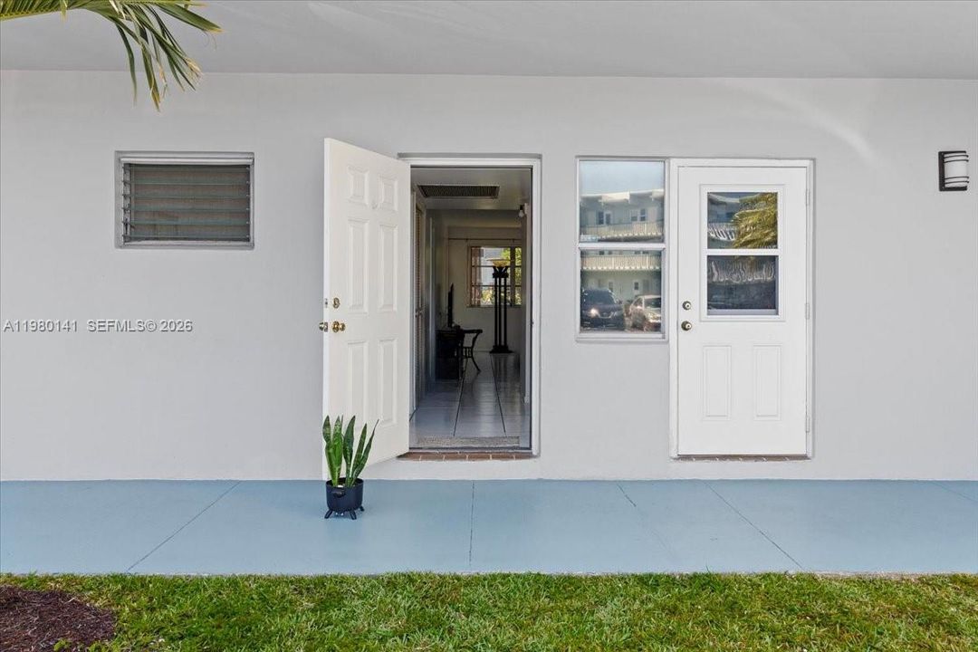 Active With Contract: $1,650 (1 beds, 1 baths, 727 Square Feet)