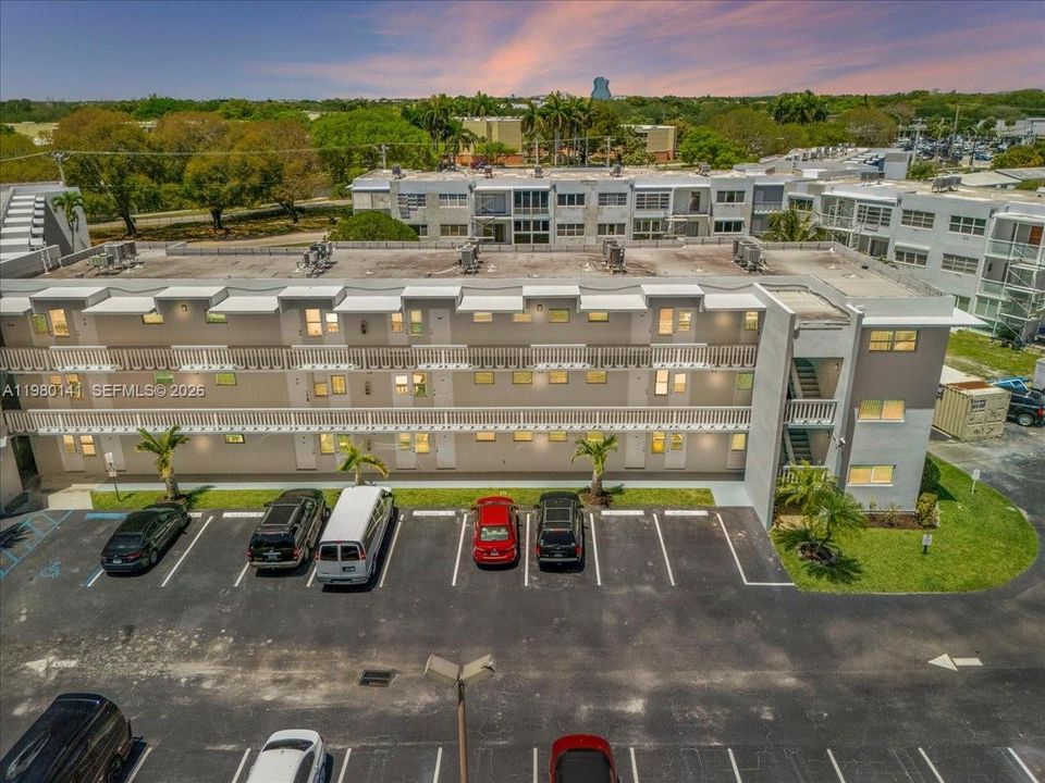 Active With Contract: $1,650 (1 beds, 1 baths, 727 Square Feet)