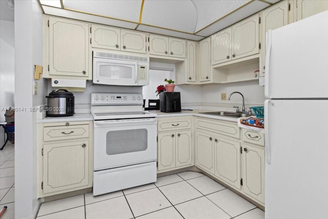 Active With Contract: $1,650 (1 beds, 1 baths, 727 Square Feet)