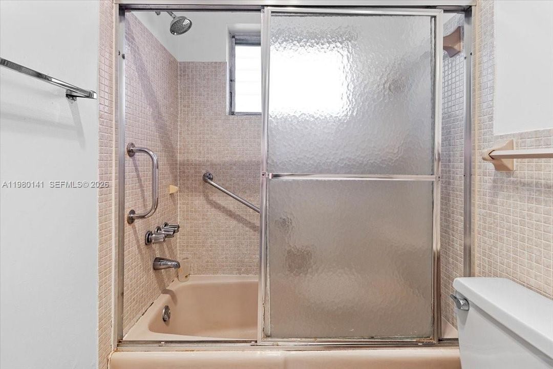 Active With Contract: $1,650 (1 beds, 1 baths, 727 Square Feet)