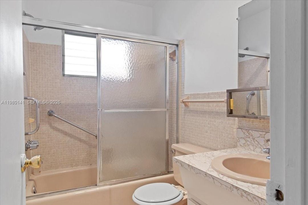 Active With Contract: $1,650 (1 beds, 1 baths, 727 Square Feet)