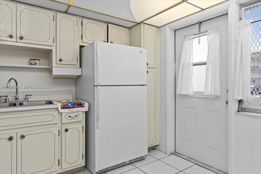 Active With Contract: $1,650 (1 beds, 1 baths, 727 Square Feet)