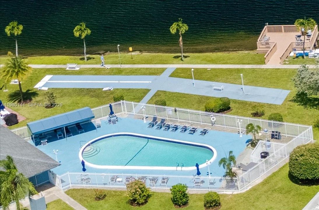 Active With Contract: $1,650 (1 beds, 1 baths, 727 Square Feet)