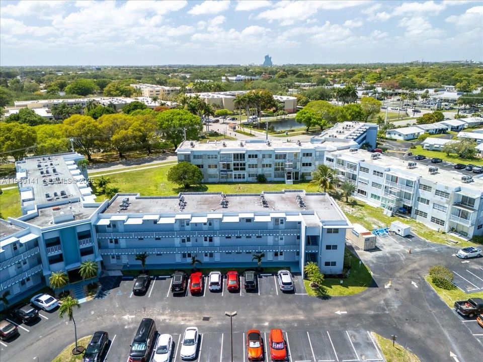 Active With Contract: $1,650 (1 beds, 1 baths, 727 Square Feet)