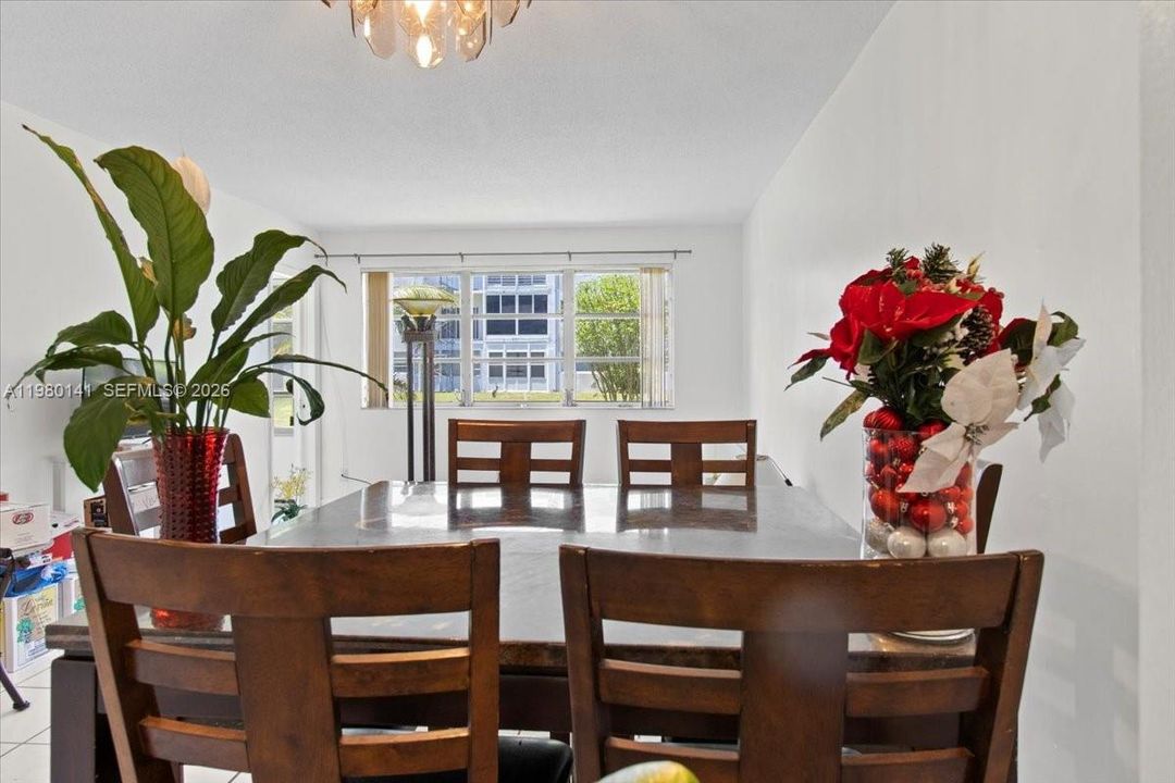 Active With Contract: $1,650 (1 beds, 1 baths, 727 Square Feet)