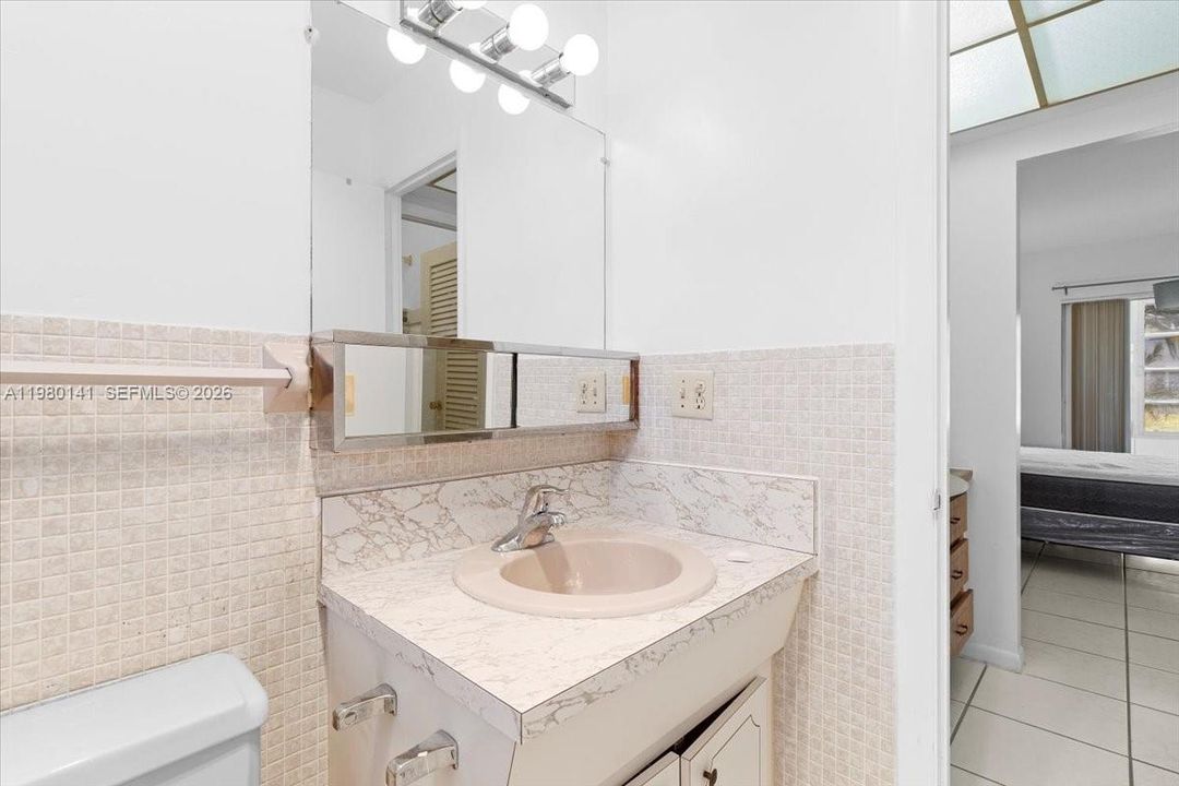 Active With Contract: $1,650 (1 beds, 1 baths, 727 Square Feet)