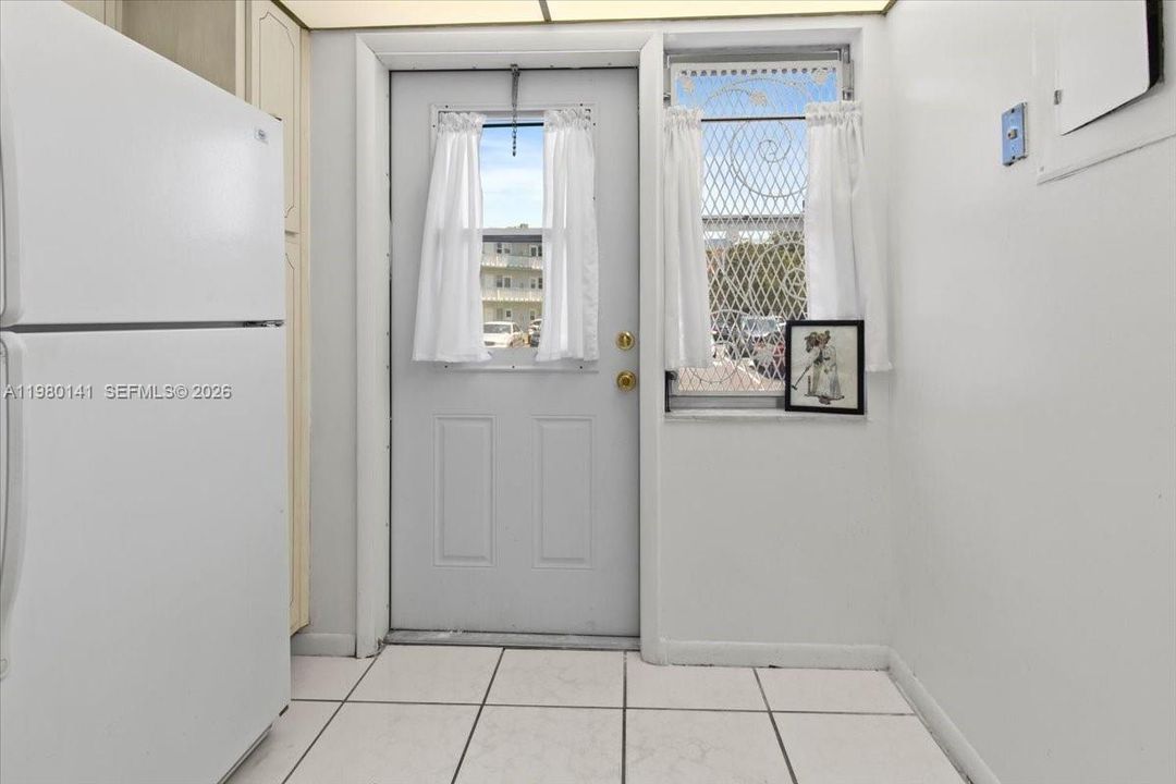 Active With Contract: $1,650 (1 beds, 1 baths, 727 Square Feet)
