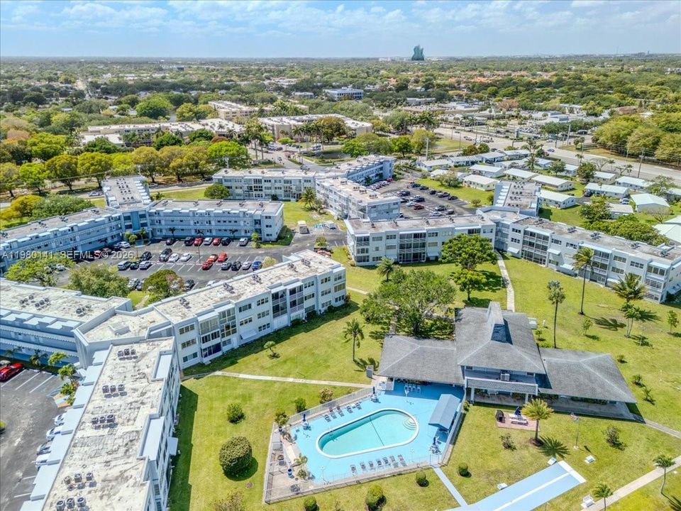 Active With Contract: $1,650 (1 beds, 1 baths, 727 Square Feet)