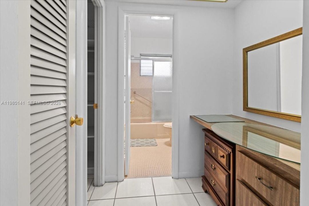 Active With Contract: $1,650 (1 beds, 1 baths, 727 Square Feet)