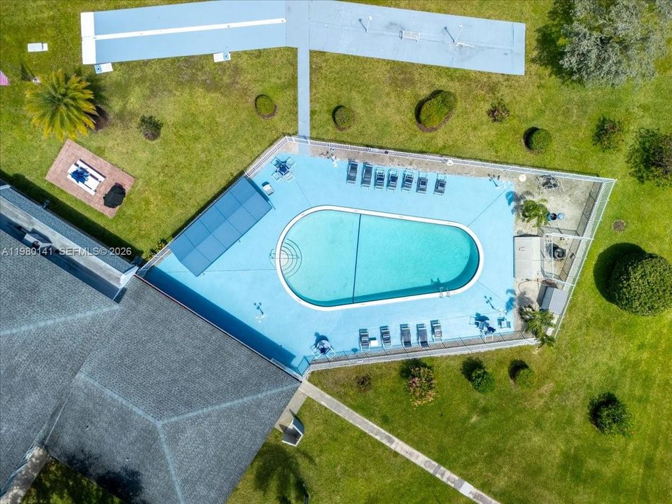 Active With Contract: $1,650 (1 beds, 1 baths, 727 Square Feet)
