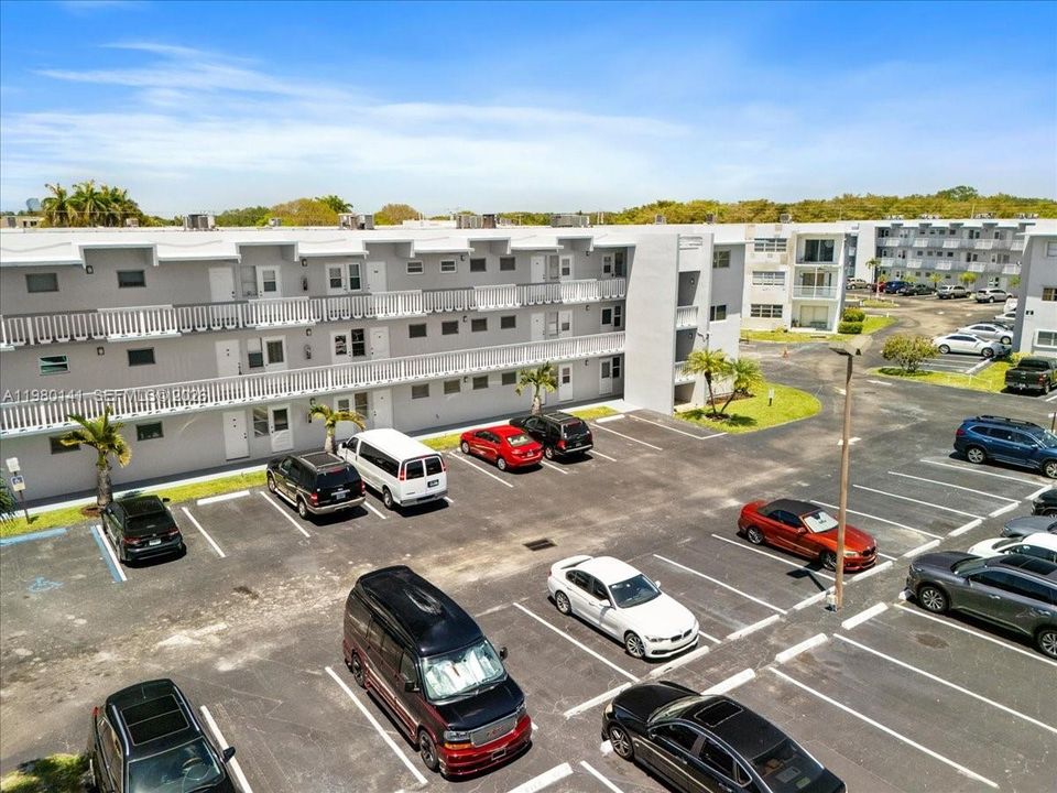 Active With Contract: $1,650 (1 beds, 1 baths, 727 Square Feet)