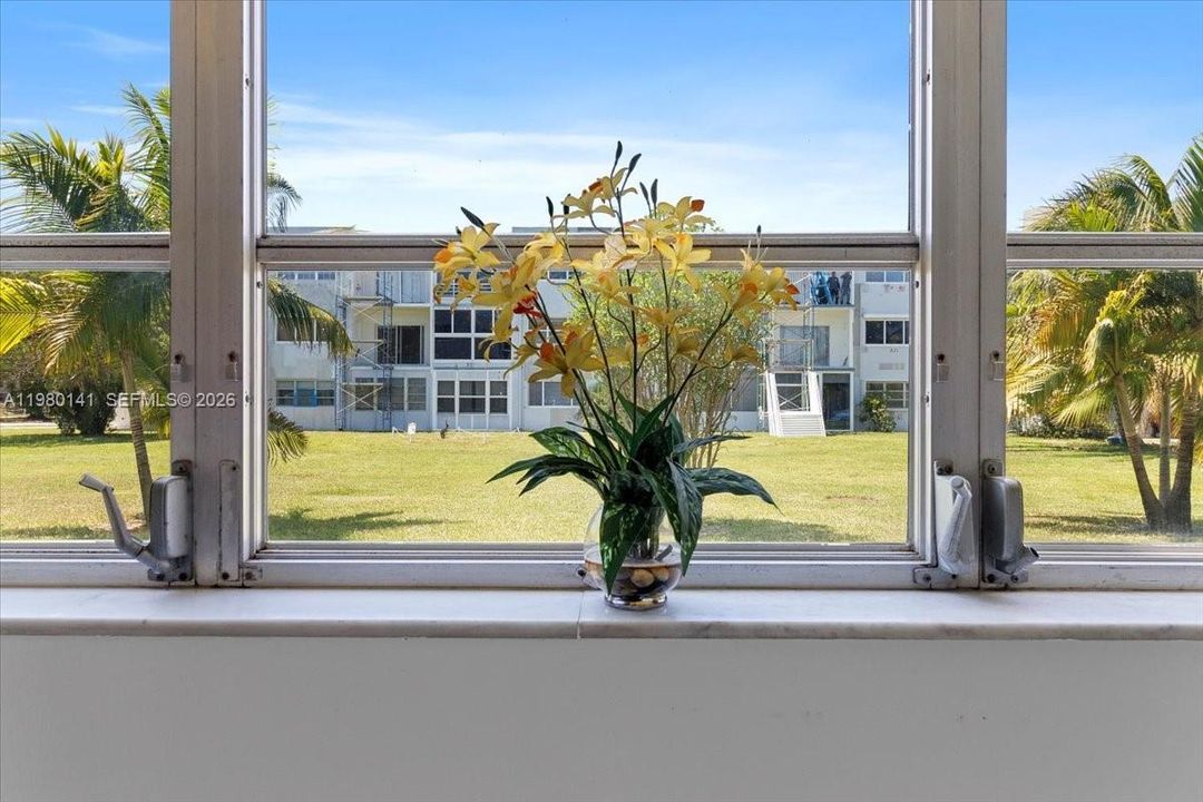 Active With Contract: $1,650 (1 beds, 1 baths, 727 Square Feet)