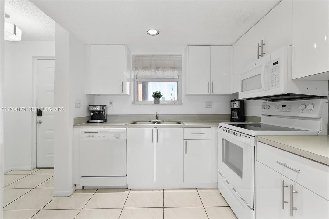 For Sale: $439,000 (2 beds, 2 baths, 1330 Square Feet)