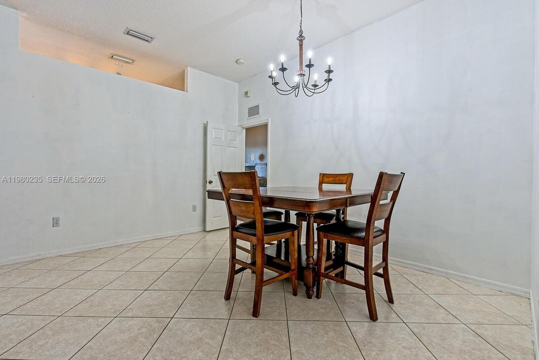 En Venta: $569,900 (4 camas, 3 baños, 2069 Pies cuadrados)