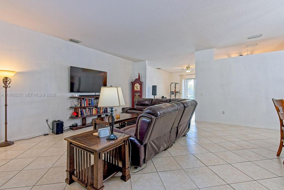 En Venta: $569,900 (4 camas, 3 baños, 2069 Pies cuadrados)